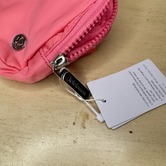 NWT Lululemon Everywhere Belt Bag 1L Salmon Pink - Picture 6 of 9